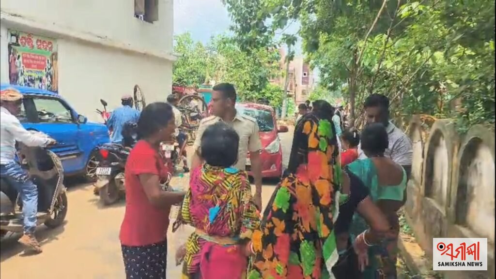 ସ୍ୱାମୀଙ୍କୁ ନେଇ ବିଚ୍ ରାସ୍ତାରେ ଦୁଇ ମହିଳା ହାତାହାତି, ଥାନାରେ ପହଞ୍ଚିଲେ ଉଭୟ ପକ୍ଷ – ସମୀକ୍ଷା ଖବର