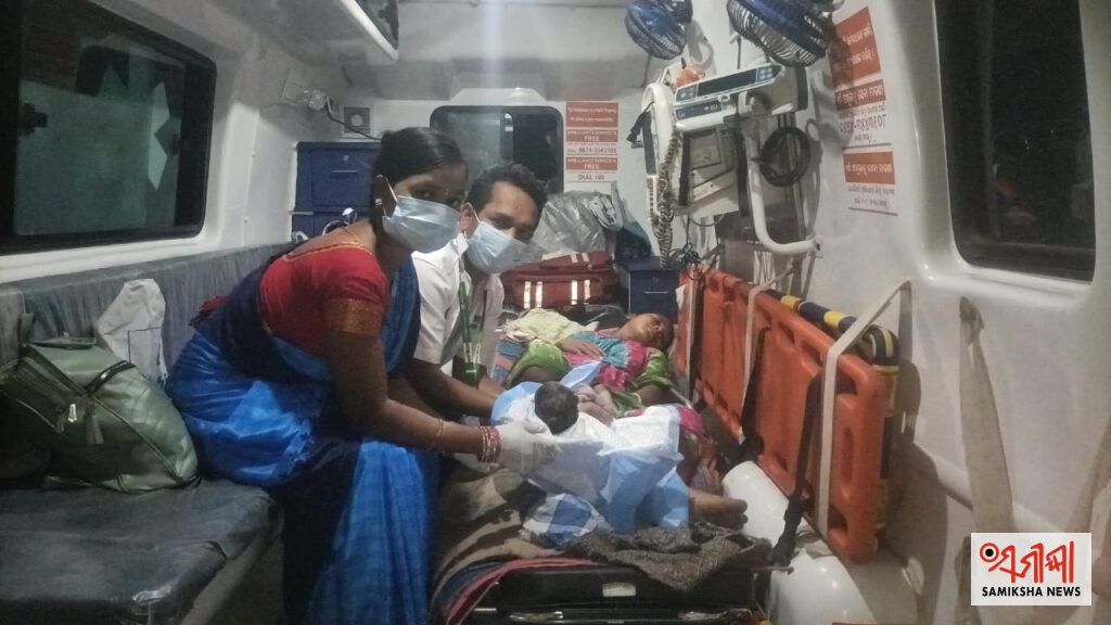 ପଦ୍ମପୁର: ୧୦୮ ଆମ୍ବୁଲାନ୍ସ ପାଲଟିଲା ପ୍ରସବ କକ୍ଷ, ଫାର୍ମାସିଷ୍ଟଙ୍କ ସାହସରେ ବଞ୍ଚିଲା ମା’ ଓ ଶିଶୁ – ସମୀକ୍ଷା ଖବର