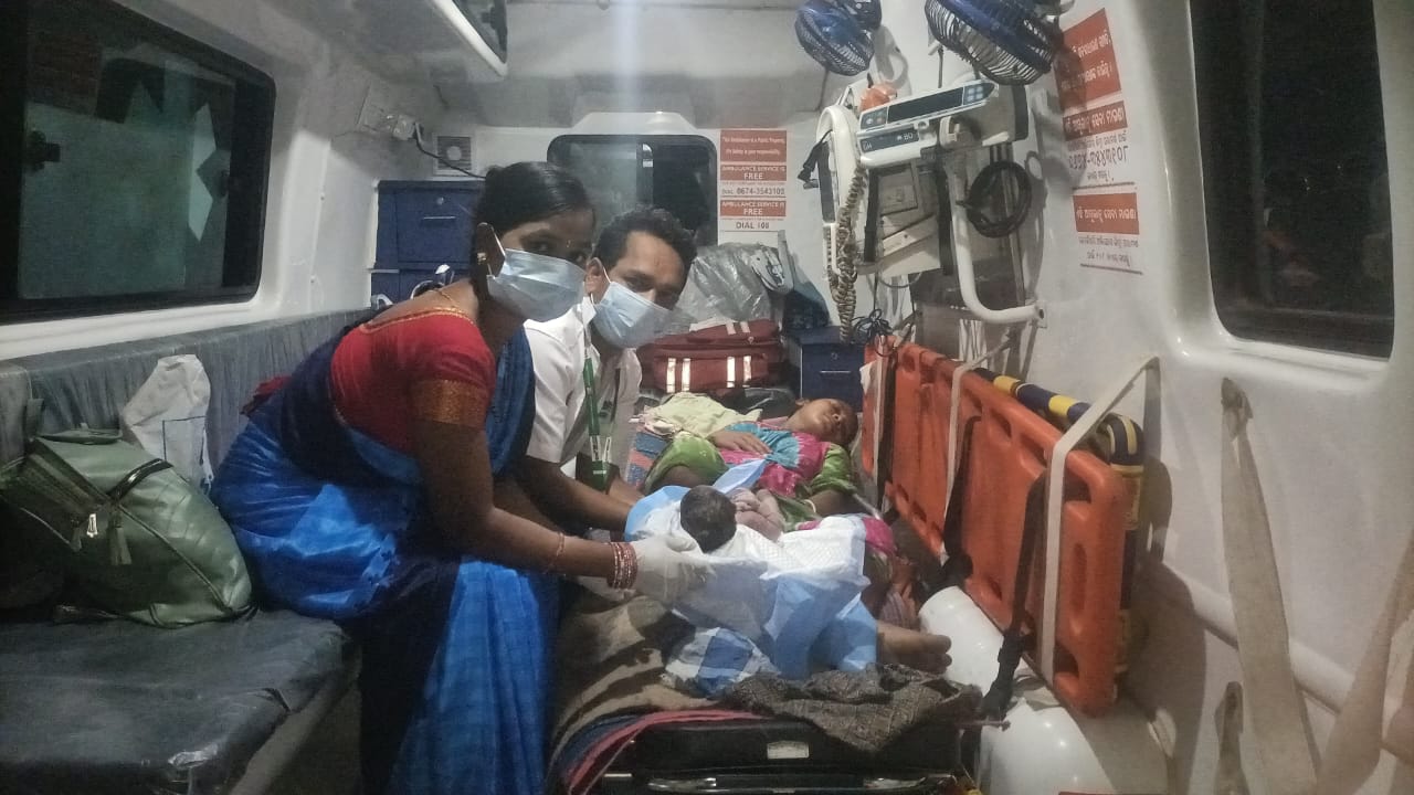 ପଦ୍ମପୁର: ୧୦୮ ଆମ୍ବୁଲାନ୍ସ ପାଲଟିଲା ପ୍ରସବ କକ୍ଷ, ଫାର୍ମାସିଷ୍ଟଙ୍କ ସାହସରେ ବଞ୍ଚିଲା ମା’ ଓ ଶିଶୁ