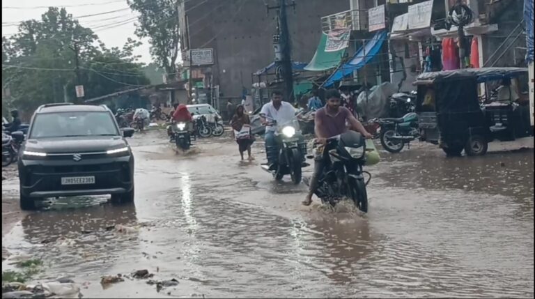 କପ୍ତିପଦା ବଜାରରେ ନର୍କ ଯନ୍ତ୍ରଣା: ବର୍ଷା ପାଣିରେ ଲହଡ଼ି ଭାଙ୍ଗୁଛି ରାସ୍ତା, ପ୍ରଶାସନ ନିଦ୍ରାହୀନ