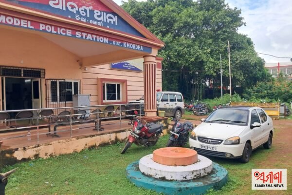 ଖୋରଧାରେ କୋଡ଼ିନ ମିଶ୍ରିତ କଫ ସିରପ ରାକେଟ ଠାବ , ୩୪୦ ବୋତଲ କଫ ସିରପ ଜବତ, ଜଣେ ଗିରଫ ,ଦୁଇ ଫେରାର – ସମୀକ୍ଷା ଖବର
