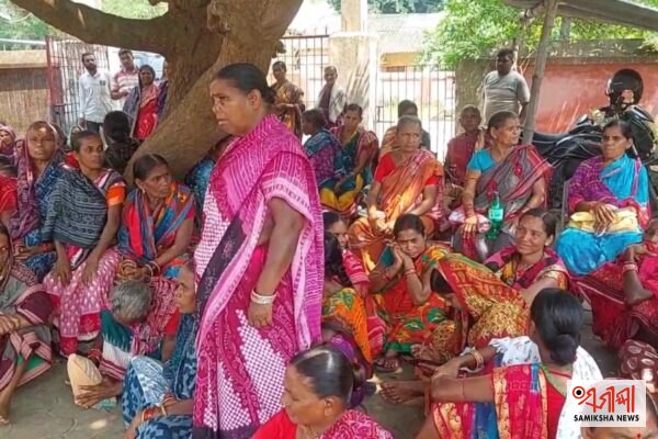ବେଆଇନ ଦେଶୀ ମଦ କାରବାର ବିରୋଧରେ ମହିଳାଙ୍କ ଥାନା ଘେରାଉ : କିଆକଟା ଥାନା ଘେରାଉ କଲେ ଶତାଧିକ ମହିଳା, ମଦ ବନ୍ଦ ନହେଲେ ଆଗକୁ ରାଜରାସ୍ତାକୁ ଓହ୍ଲାଇବାକୁ ଚେତାବନୀ – ସମୀକ୍ଷା ଖବର