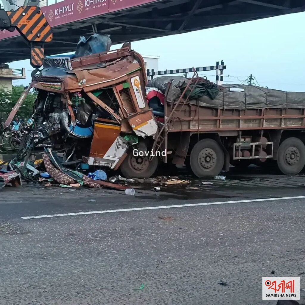 ଟ୍ରଲରକୁ ପଛରୁ ପିଟିଲା ମାଲବାହୀ ଟ୍ରକ୍ ,ଡ୍ରାଇଭର- ହେଲପର ମୃତ ତୋଟାପଡ଼ା ଛକରେ ଭୋରୁ ମର୍ମନ୍ତୁଦ ଦୃଘଟଣା ; ଧକ୍କା ପରେ ଟ୍ରଲର ଫେରାର , ତଦନ୍ତ ଜାରୀ, ଏନ ଏଚ -୧୬ ଭାରିଯାନ ପାର୍କିଂ ନେଇ ସୁରକ୍ଷା ବ୍ୟବସ୍ଥାକୁ ନେଇ ଉଠିଲା ପ୍ରଶ୍ନ – ସମୀକ୍ଷା ଖବର