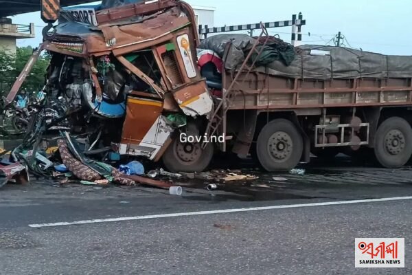 ଟ୍ରଲରକୁ ପଛରୁ ପିଟିଲା ମାଲବାହୀ ଟ୍ରକ୍ ,ଡ୍ରାଇଭର- ହେଲପର ମୃତ ତୋଟାପଡ଼ା ଛକରେ ଭୋରୁ ମର୍ମନ୍ତୁଦ ଦୃଘଟଣା ; ଧକ୍କା ପରେ ଟ୍ରଲର ଫେରାର , ତଦନ୍ତ ଜାରୀ, ଏନ ଏଚ -୧୬ ଭାରିଯାନ ପାର୍କିଂ ନେଇ ସୁରକ୍ଷା ବ୍ୟବସ୍ଥାକୁ ନେଇ ଉଠିଲା ପ୍ରଶ୍ନ – ସମୀକ୍ଷା ଖବର