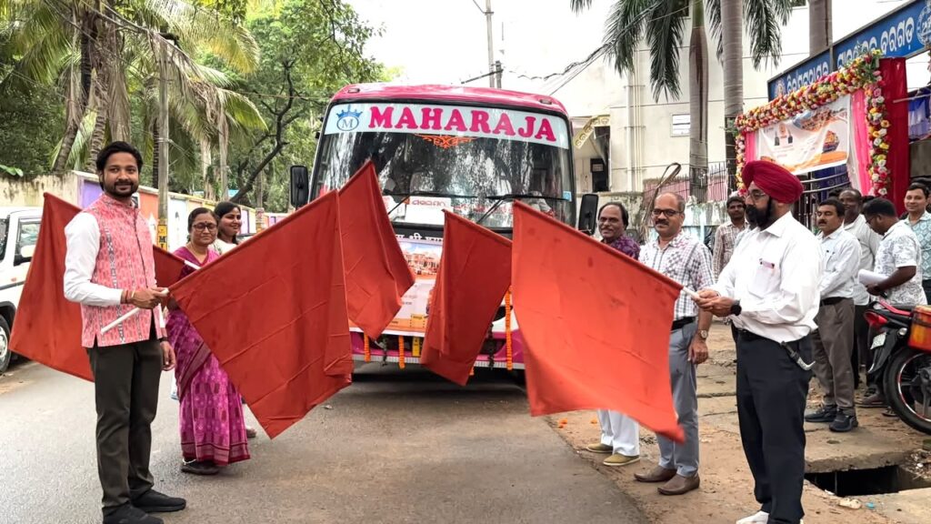 ବରଗଡ଼ରୁ ବରିଷ୍ଠ ନାଗରିକ ତୀର୍ଥଯାତ୍ରାର ଫ୍ଲାଗ୍-ଅଫ୍, ଅଯୋଧ୍ୟା-ବାରାଣସୀ ଯିବେ ୧୨୭ ତୀର୍ଥଯାତ୍ରୀ – ସମୀକ୍ଷା