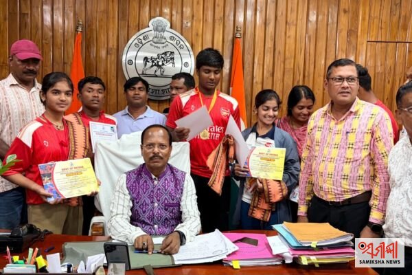 ରାଜ୍ୟସ୍ତରୀୟ ଉଷୁ ପ୍ରତିଯୋଗିତାରେ ନୂଆପଡ଼ାର ସଫଳତା, ପଦକ ବିଜେତା ଛାତ୍ରଛାତ୍ରୀଙ୍କୁ ସମ୍ବର୍ଦ୍ଧିତ କଲେ ଜିଲ୍ଲାପାଳ – ସମୀକ୍ଷା ଖବର