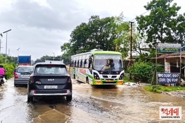 ଖୋରଧା -ବଲାଙ୍ଗୀର ୫୭ ନମ୍ବର ଜାତୀୟ ରାଜପଥରେ ଆଣ୍ଠୁଏ ଉଚ୍ଚରେ ଲହଡ଼ି ମାରୁଛି ବର୍ଷାଜଳ – ସମୀକ୍ଷା ଖବର