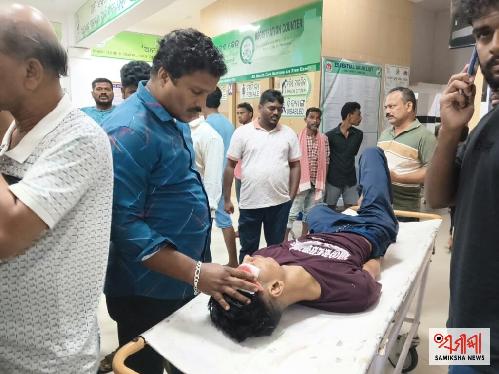 ଚିକିଟୀ : ବୁଲେଟ୍‌-ସ୍କୁଟି ମୁହାଁ ମୁହିଁ ଧକ୍କା, ୪ ଗୁରୁତର ଆହତ – ସମୀକ୍ଷା ଖବର