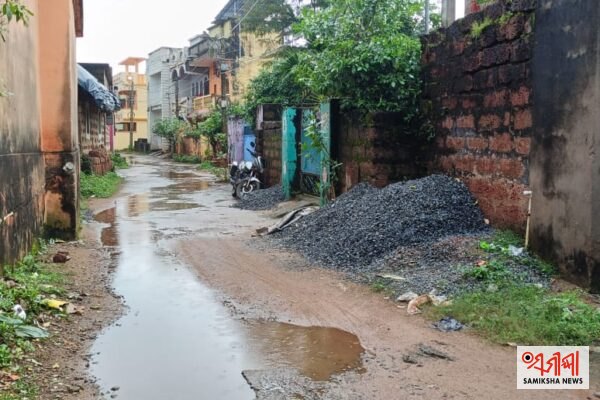 ଲୋକେଶ୍ୱର ପୁର ରାସ୍ତା, ଡ୍ରେନେଜ ଓ ଆଲୋକକରଣ ସମସ୍ୟା ; ଜବରଦଖଲ ଉଚ୍ଛେଦ ସହ ସ୍ଥାୟୀ ସମାଧାନ ଦାବିରେ ଜିଲ୍ଲାପାଳଙ୍କ ଦ୍ୱାରସ୍ଥ ହେଲେ ଗ୍ରାମବାସୀ – ସମୀକ୍ଷା ଖବର
