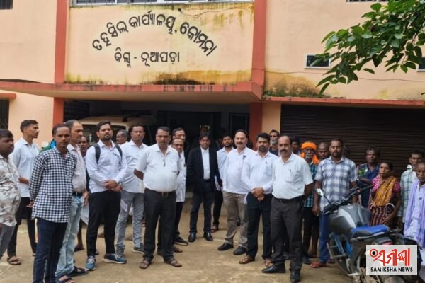 କୋମନା ସବ୍‌ରେଜିଷ୍ଟ୍ରାର ଅଫିସରେ ହେଉନି ରେଜିଷ୍ଟ୍ରେସନ ଅଫିସ୍ ଘେରିଲେ ଜମି ବିକ୍ରେତା-କ୍ରେତା, ଓକିଲ – ସମୀକ୍ଷା ଖବର
