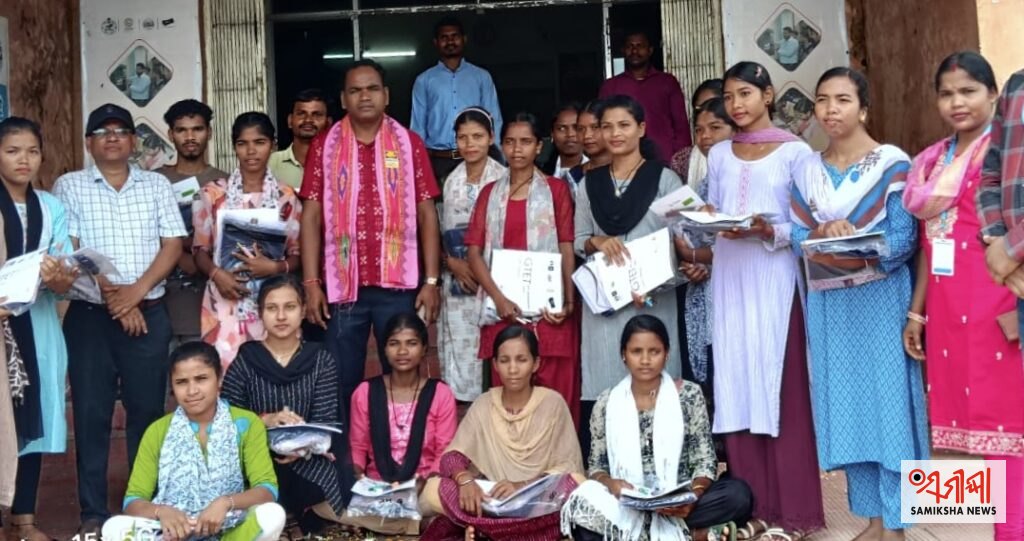 ମାଲକାନଗିରିରେ ଦକ୍ଷତା ବିକାଶ ତାଲିମାର୍ଥୀଙ୍କୁ ପୋଷାକ ଓ ପାଠ୍ୟୋପକରଣ ବଣ୍ଟନ କଲେ ବିଧାୟକ ନରସିଂହ ମାଡ଼କାମି – ସମୀକ୍ଷା ଖବର