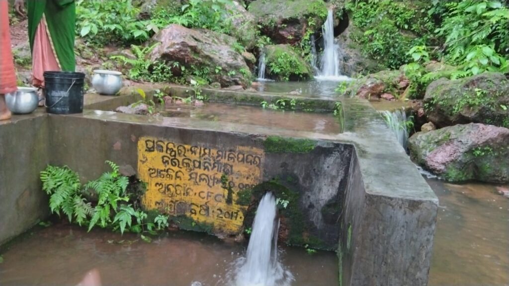ବିଦ୍ୟାଳୟ ଅଛି, ଶିକ୍ଷା ନାହିଁ; ଅଙ୍ଗନବାଡ଼ି ଗୃହ ନାହିଁ, ରାସ୍ତା ନାହିଁ ,ମୌଳିକ ଅଧିକାର ପାଇଁ ଲଢ଼ୁଛନ୍ତି ୪୫ ଆଦିବାସୀ ପରିବାର – ସମୀକ୍ଷା