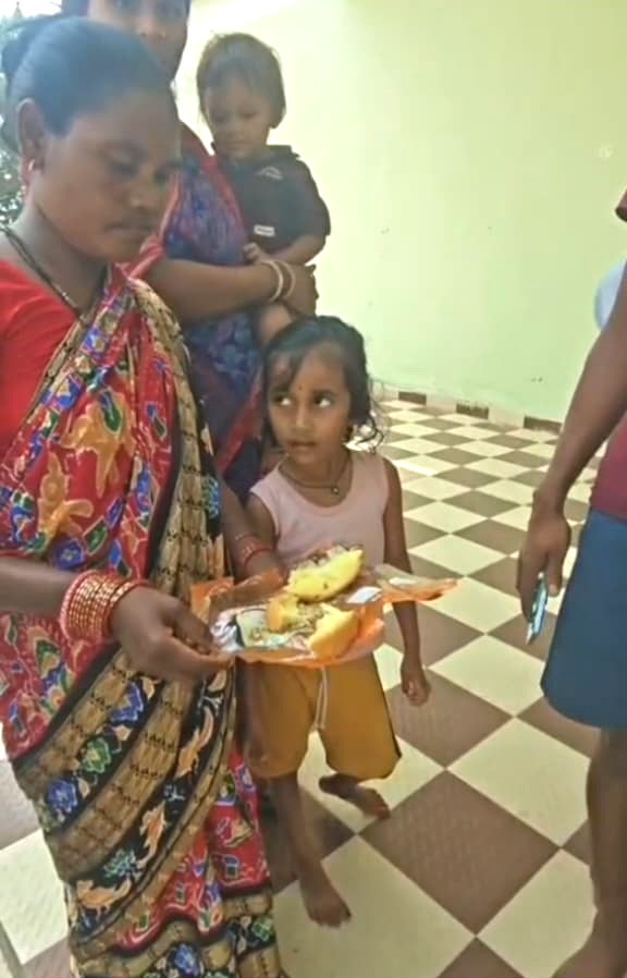 ଟିଟିଲାଗଡ଼ ମାତୃ ଓ ଶିଶୁ ହସ୍ପିଟାଲରେ ଅମାନବୀୟ କାଣ୍ଡ: ରୋଗୀଙ୍କୁ ଦିଆଯାଉଛି ପୋକଭରା ବ୍ରେଡ୍ – ସମୀକ୍ଷା