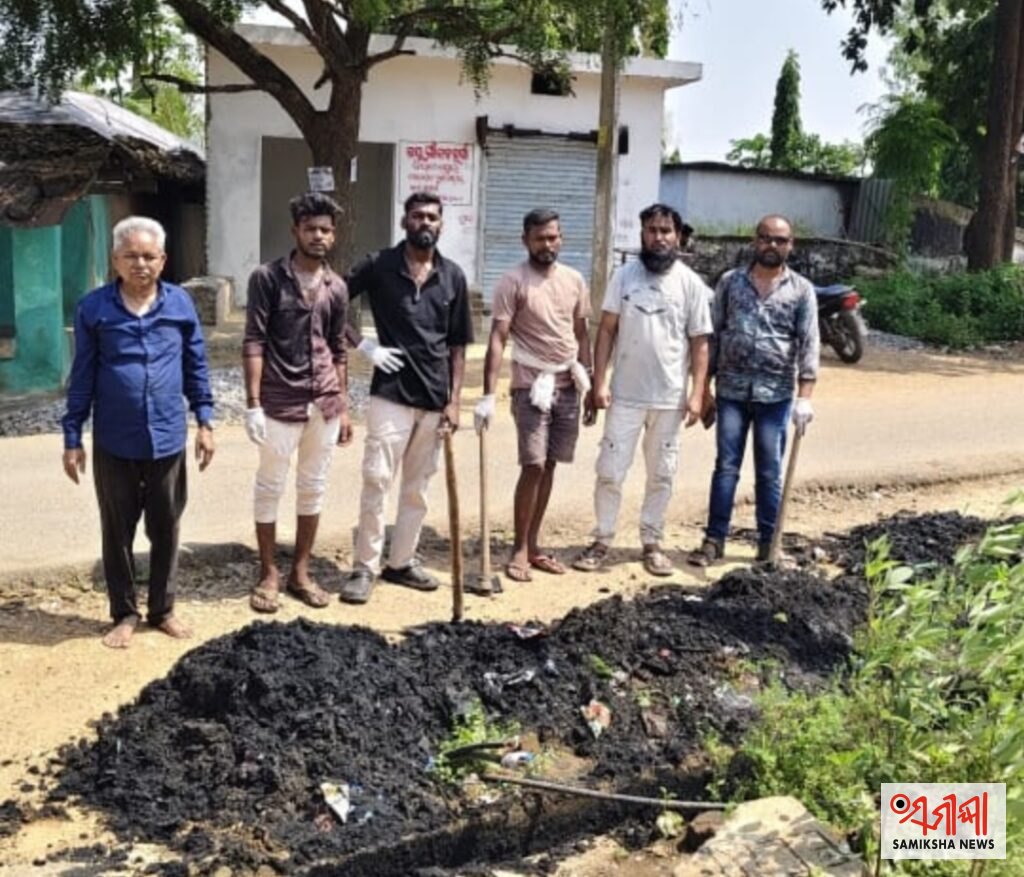 କୋମନା: ଗାଁର ଡ୍ରେନ ସଫା କରି ସ୍ୱଚ୍ଛତାର ବାର୍ତ୍ତା ଦେଲେ ସ୍ବେଛାସେବୀ – ସମୀକ୍ଷା ଖବର