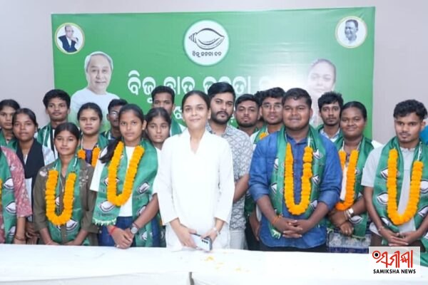ଝାରସୁଗୁଡ଼ା: ବିଜେଡିରେ ସାମିଲ ହେଲେ ନିର୍ବାଚିତ ଛାତ୍ର ପ୍ରତିନିଧି – ସମୀକ୍ଷା ଖବର