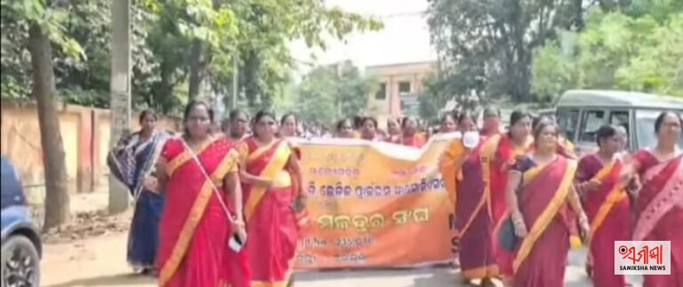 ବରଗଡ଼ରେ ଅଙ୍ଗନବାଡ଼ି କର୍ମୀଙ୍କ ବିଶାଳ ବିକ୍ଷୋଭ ୫୫ ବର୍ଷରେ ଛଟେଇ ନୀତିକୁ ଜୋରଦାର ବିରୋଧ