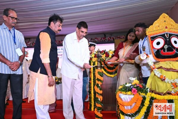 ବକ୍ସି ଜଗବନ୍ଧୁ ବିଦ୍ୟାଧର ହାଇସ୍କୁଲର ୧୨୫ତମ ବାର୍ଷିକ ସମାରୋହରେ ରାଜ୍ୟପାଳ – ସମୀକ୍ଷା ଖବର